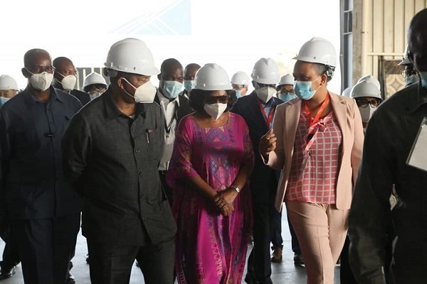 Presidente visita indústria de cerâmica no Bengo